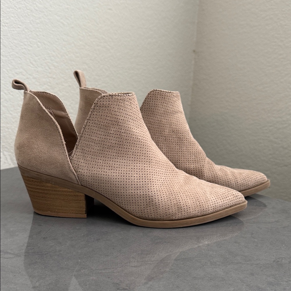 Universal Thread Beige Ankle Booties